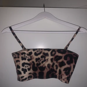 Croptop leopard - Croptop i leopardmönster från Nelly