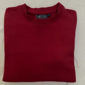 Röd sweatshirt. Mycket bra skick. Köparen står för frakten. Hör gärna av dig för mer information!🤍