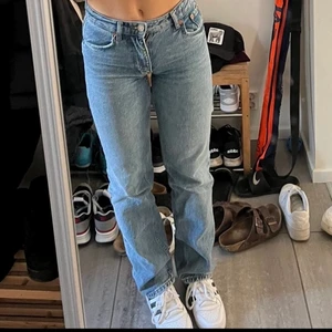 Jeans - Säljer dessa snygga mid rise jeans från Zara, säljer då dom inte passar. (Lånad bild!)