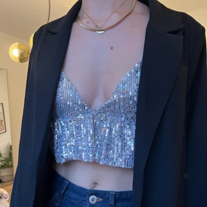 Paljettopp - Paljettopp från pull&bear, aldrig använd med lappen kvar🤍 perfekt till fest🤌🏼