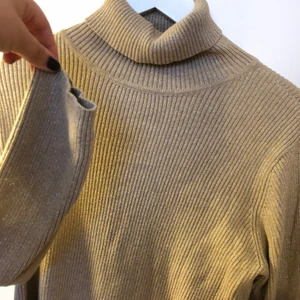 Glittrig polotröja - Glittrig guldig polotröja! Perfekt till höst och vinter! 