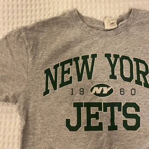 T-shirt från H&M - En grå skön ganska tajt t-shirt från h&m. 