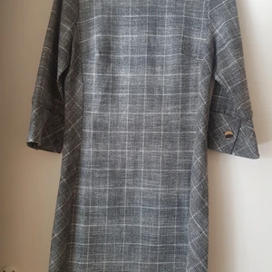 Rutig Klänning  - Rutig klänning. Svart och vitt. Storlek 40 (170/92A). Användade men i bra skick. 