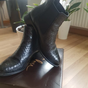 Svart skor - Svart snyg skor. Läder, storlek 36. Användade bara en gång. 