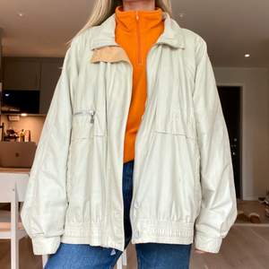 Ljusbeige oversized jacka med gula/orangea detaljer, inköpt second hand. Jag har vanligtvis small i storleken och är 165cm lång så den blir väldigt oversized på mig = perfekt om man vill få in extra lager under. Detta är en favorit!! 