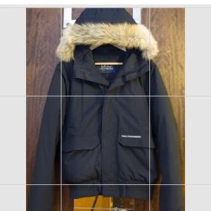 Peak performance  - Äkta peak jacka knappast använt! Inte min bild men kan skicka bild privat till dej om du är intresserad, fick den som present men då den tyvärr är för stor kommer den inte till användning. nypris runt 4000? inte helt säker men använt max 5 gånger💕