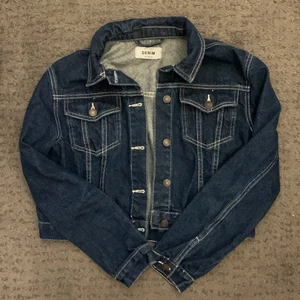 Jeansjacka - Ganska kort jeansjacka med många fickor. Helt oanvändbar (då den var lite för liten från början)