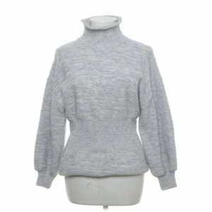 Grå tröja  - En så snygg tröja nu till hösten och vintern, så snygg med polo också!!! Älskar denna tröja, urpsrungligen köpt på sellpy men tycker den är så nice 💝💝💝