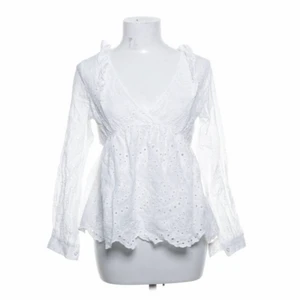 Vit blus  - En fin söt vit blus perfekt nu på mysiga middagar med ett par lågmidjade jeans ❤️💕