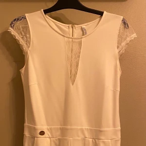 Fin Jumpsuit i vit spets ifrån Chiara Forthi❤️‍🔥 - En mycket fin vit jumsuit som endast används 1 gång, ifrån Chiara Forthi❤️‍🔥 Perfekt för dom som tar studenten 2023!!! - som vill va ute i tid!
