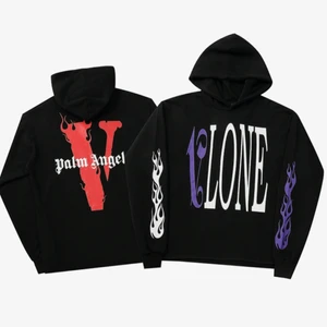 Vlone x Palm Angels Hoodie - Beställningsvara! D flesta storlekar finns. Äkthetsbevis, originalbox mm tillkommer som vid köp i affär. Swish eller postförskott= Få skorna betala sedan. Vid frågor tveka ej att kontakta de flera bilder finns.