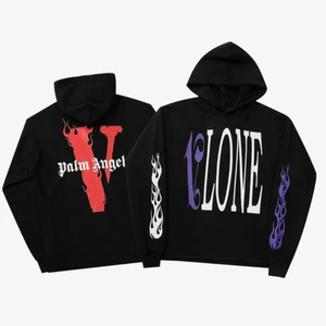 Vlone x Palm Angels Hoodie - Beställningsvara! D flesta storlekar finns. Äkthetsbevis, originalbox mm tillkommer som vid köp i affär. Swish eller postförskott= Få skorna betala sedan. Vid frågor tveka ej att kontakta de finns flera bilder.