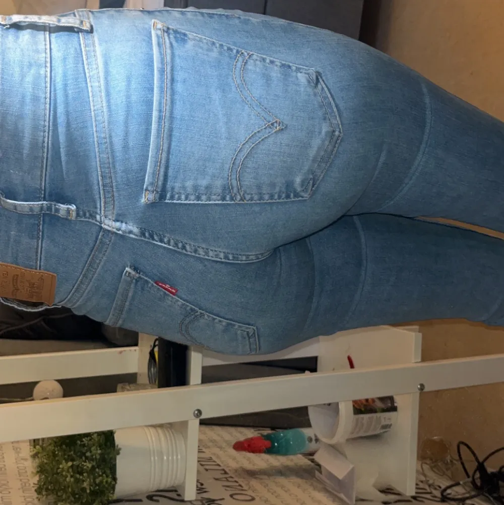 Levis jeans i storlek 24/32 midjan e hyfsat stretchig jag brukar ha 25 men dom här passar bra också. Jeans & Byxor.