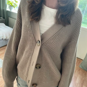 Kofta - Jättefin kofta i beige aktig färg! Bra skick, säljer dp jag nästan aldrig använder den💞skriv för fler bilder eller frågor!