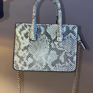 Grön väska - Liten grön väska, lätt att ha med sig ut! Ormskinn (fake) Kedjor som axelrem