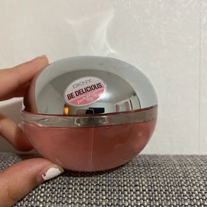 DKNY Be delicious - Säljer denna parfymen fick den som en present, det är inte min typ av Parfym så det är därför jag säljer de. Knapp använd som ni ser. Står 100ml men skulle säga att det ser mer ut som 50ml. 62 frakt!! TAR BARA SWISH! Går att skänka priset vid snabb köp!