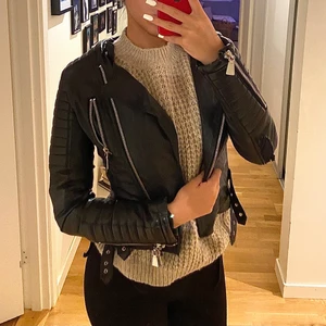 Chiquelle skinn jacka - Den trendiga chiquelle skinnjackan. Inte använd på flera år. Vill gärna få såld så fort som möjligt därav priset. 
