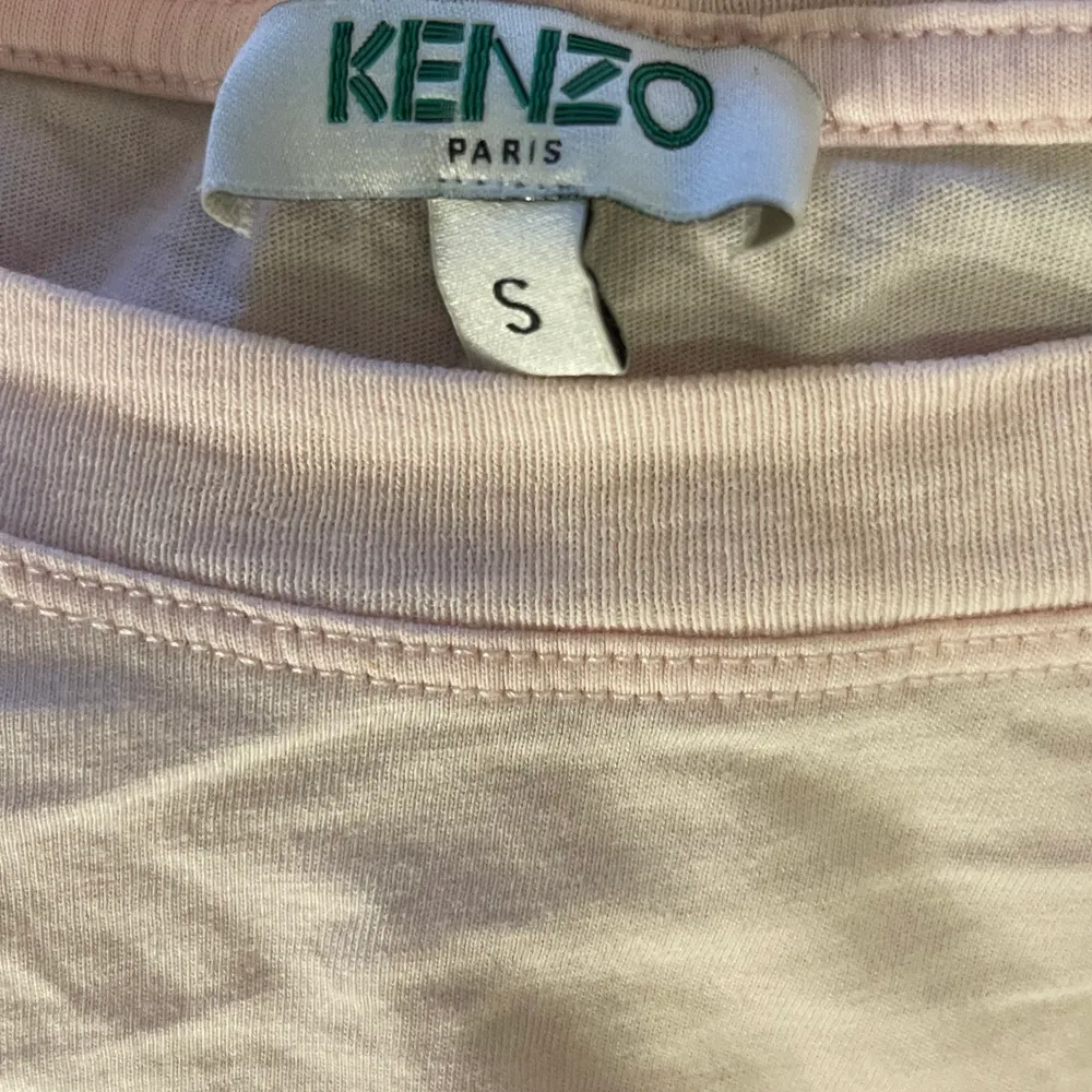 Säljer den här super snygga kenzo t-shirten då jag råkade köpa en till exakt lika Dan.vid mer info hör av dig 💕. T-shirts.