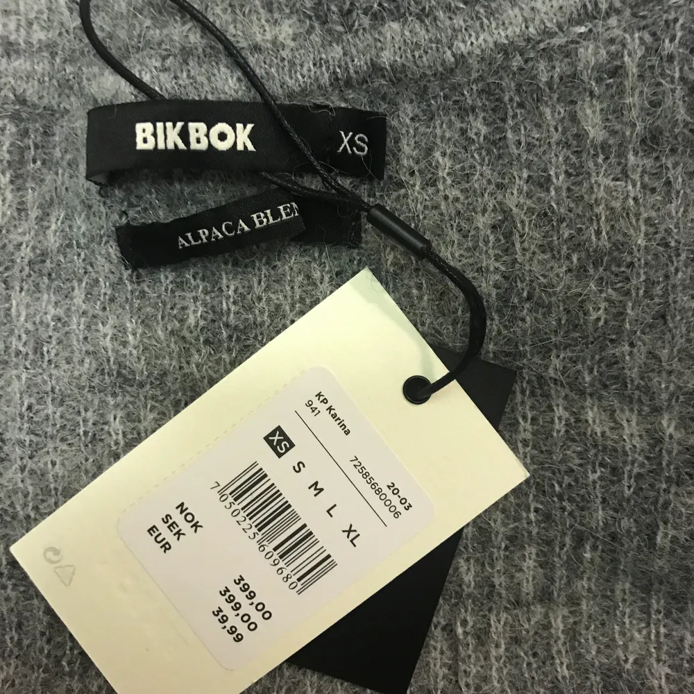 Säljer denna mysiga tröja från Bikbok eftersom att den ej har använts, den är oanvänd och har prislappen kvar (se bild). Storlek är XS men passar absolut storlek S/M.. Stickat.