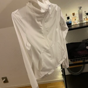 Kofta / tröja  - Kofta storlek s/xs. Väldigt strechigdärför passar de även M och figursittande. Perfekt för träning och i helt nytt skick. 