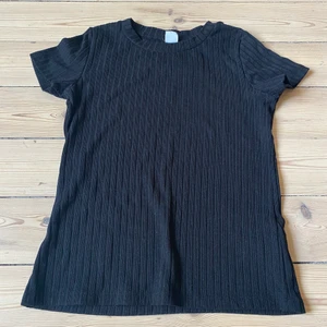 Tröja från Lindex  - Svart, ribbad T-shirt. Väldigt bekväm.