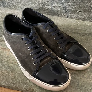 Lanvin 43-44 - Säljer dessa snygga och slutsålda lanvin skorna. Cond 8/10 och i bra skick! Storlek 43 men sitter som 44. Ingen box eller dustbag. 