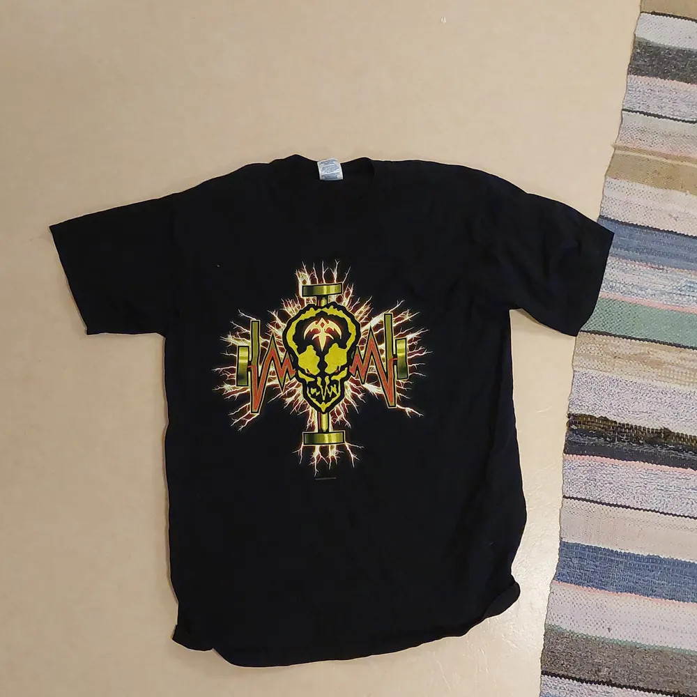 Nuce 2000s metal t shirt i storlek m. T shirten är en äkta konsert t shirt från 2005. T-paidat.