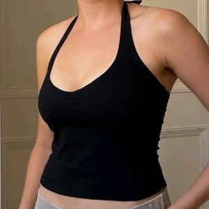 Halterneck top - Så fin halterneck top som inte passade mig, jag är en xs/s och skulle säga att den här är s/m. Materialet känns lyxigt och formas fint efter kroppen. Lånade bilder! 