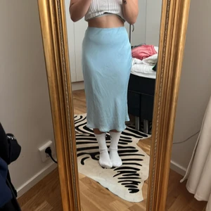 Blå kjol - En ljusblå lite lämgre kjol! Passar S