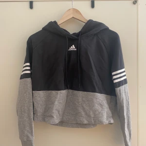 Adidas hoodie - Näst intill oanvänd hoodie från Adidas. Storlek M! Något croppad i passformen! Säljer då den inte kommer till användning.
