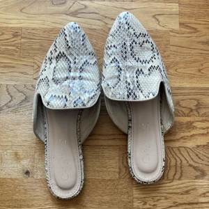Fejk ormskinns skor i storlek 37 - Trendiga skor i fake ormskinn i storlek 37. Från PrettyLittleThing