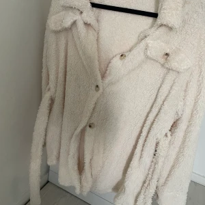 Mysig jacka/tröja - Denna har jag totalt använt bara en gång. Sen dess har jag inte använt den längre. Men den är mysig och skön under vintertiden. Sen kan man stänga den sådär som ja försökte på den sista bilden men mycket finare när man har på sig den så klart än på bild! 