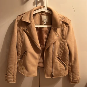 Mocka jacka - Helt ny jacka då den aldrig användes, väldigt gott skick då den aldrig användes, alltså inga defekter, beige färg, storlek S (10). ordinarie pris 800kr