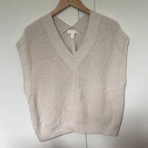 Stickad väst  - Stickad väst från h&m storlek M. Kan mötas i Stockholm eller postas mot betalad frakt ☺️