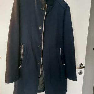 Elegant höstkappa från ZARA MAN  - Nypris 999kr i marinblå färg i nyskick 