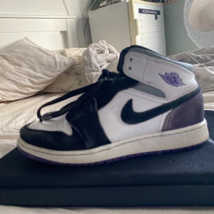 INTRESSEKOLL - TRYCK INTE PÅ KÖP DIREKT FÖR KOMMER INTE HJÄLPA ER HITTA ERA PENGAR SEN 😃🥰     Aja funderar på att sälja mina jordan 1 i storlek 40  så jag sätter igång en TEST budgivning!!!