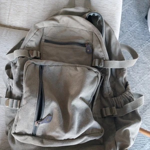 Ordentlig ryggsäck med många bra fack  - Militärgrön ryggsäck 28 liter. I nyskick från Asos köpt för 599 kr