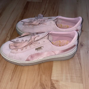 Pumaskor  - Jättesöta skor som jag säljer få de är för stora för mig. Använd fåtal gånger så i mycket bra skick! 