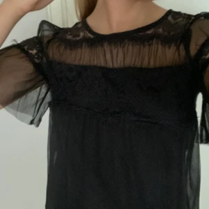 Jättefin svart topp - Svart fest topp i storlek Xs. Hör av dig för fler bilder och mått. Köparen står för frakten💓