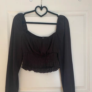 Croppad långärmad topp - Superfin, oanvänd topp från H&M. 