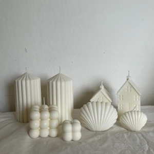 Ljus - Alla ljus görs på ekologiskt sojavax och 100% stearin. Finns i andra färger och storlekar. Snäcka stor 99kr, mini 39kr. Småhus, 89kr/st, bubble stor 99kr, mini 39kr. Ribbed candle 99kr/st. Alla är handgjorda! Perfekt inför hösten! Mer JULIDESIGN instagram