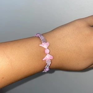 Gulligt armband - Gulligt armband som är elastiskt☺️köp detta med ett annat armband jag säljer och få 10kr rabatt, om du köper det med två andra jag säljer får du 15kr rabatt, köper du med tre andra blir det 20kr rabatt osv.❤️