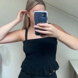 Svart linne med detaljer  - Svart linne som bär volanger längst ner, linnet är i storlek M och är i gott skick! 💖