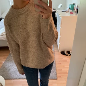 Stickad tröja - Super mysig stickad tröja från asos! Storlek 34, men rätt oversized  passar allt från Xs-M
