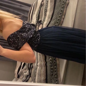 Balklänning  - Gör en intressekoll på min fina balklänning. Den är endast använd 1 gång och är i nyskick. Inköpt för 3000 kr & storlek 34.  Skicka iväg ett meddelande vid intresse 🫶🏼 Inga skambud tack!!