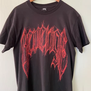 Revenge X Trippie Redd T shirt  - Säljer en t shirt från Revenge i samarbete med Trippie Redd som jag köpte i Los Angeles nyligen, knappt använd Storlek M Skick 9/10