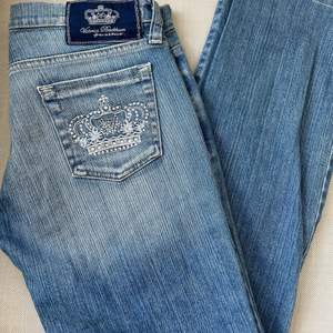 Vintage low rise Victoria Beckham jeans flare. Byxorna är flare/bootcut. Super trendiga och säljer för att de aldrig kommer till användning. Med rhinestone kronor på bakfickan. Kontakta mig för fler bilder🫶🏻 