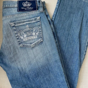 Victoria Beckham jeans - Vintage low rise Victoria Beckham jeans flare. Byxorna är flare/bootcut. Super trendiga och säljer för att de aldrig kommer till användning. Med rhinestone kronor på bakfickan. Kontakta mig för fler bilder🫶🏻 