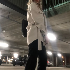 Kappa - Säljer denna mysiga kappan från Nelly i storlek 32 (ganska stor i storleken, brukar vanligtvis ha 34/36). Säljs pga den inte kommer till användning. 440kr med frakt🫶🏼 nypris 750kr. Jackan är i vit/beige färg