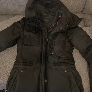 Hollies jacka strl 40/42 - Jackan är använd 2 vintrar men är som ny. 